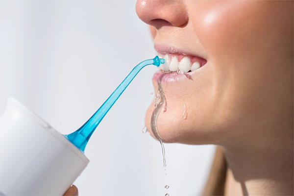 Dùng tăm nước vệ sinh răng miệng